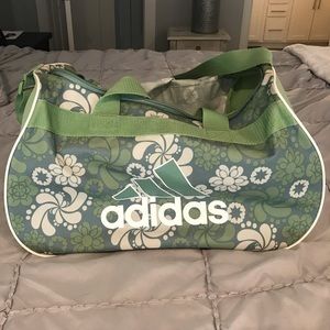 Addidas zip duffel bag no stains/holes, like new